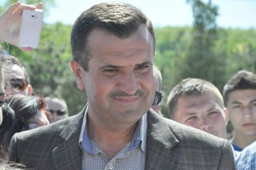 Vrabie şi-ar dori ca în Peştera să se trăiască precum „şeicii din Dubai”, dar politicienii „îi vor pe români în genunchi”